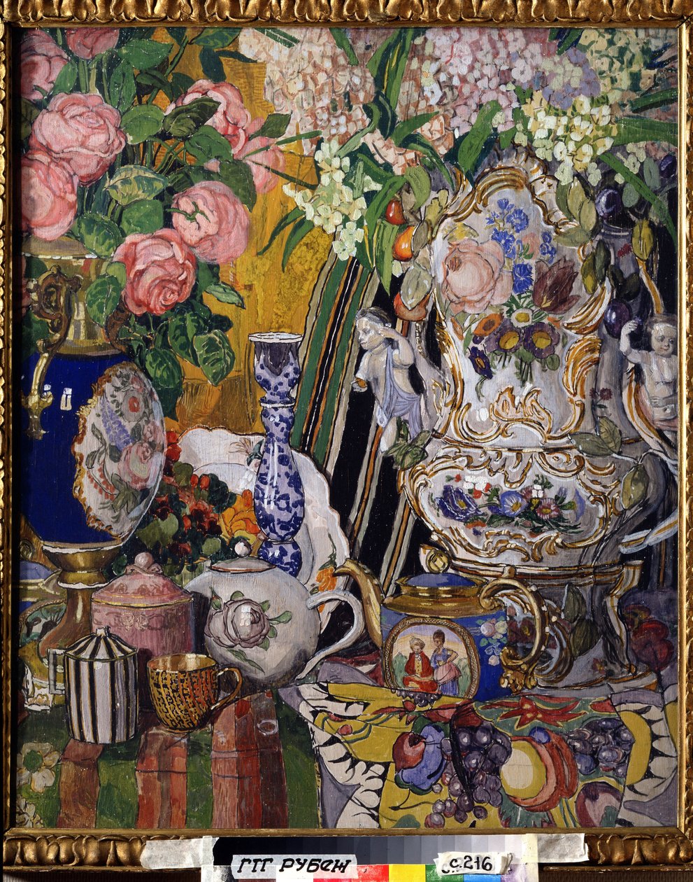 亚历山大-雅科夫列维奇-戈洛文（Alexander Yakovlevich Golovin）（1863-1930 年）的绘画作品 "有花和瓷器的静物" 1915 年，莫斯科国立特列季亚科夫画廊 作者 亚历山大·雅科夫列维奇·戈洛文