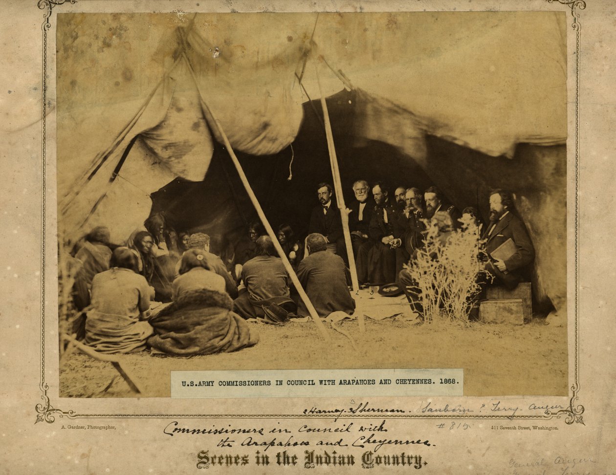 美国陆军委员会成员与Arapahoes和Cheyennes。拉勒米堡，怀俄明州。威廉S.哈尼将军和威廉T.谢尔曼将军 作者 亚历山大·加德纳