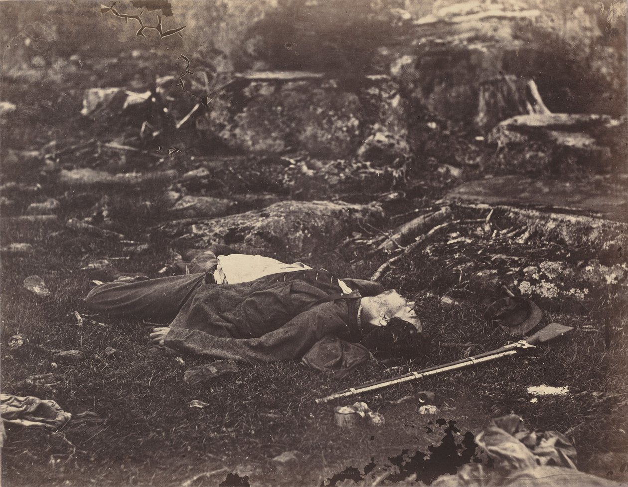 神枪手最后的睡眠，宾夕法尼亚州盖茨堡，1863 年 7 月（照片） 作者 亚历山大·加德纳