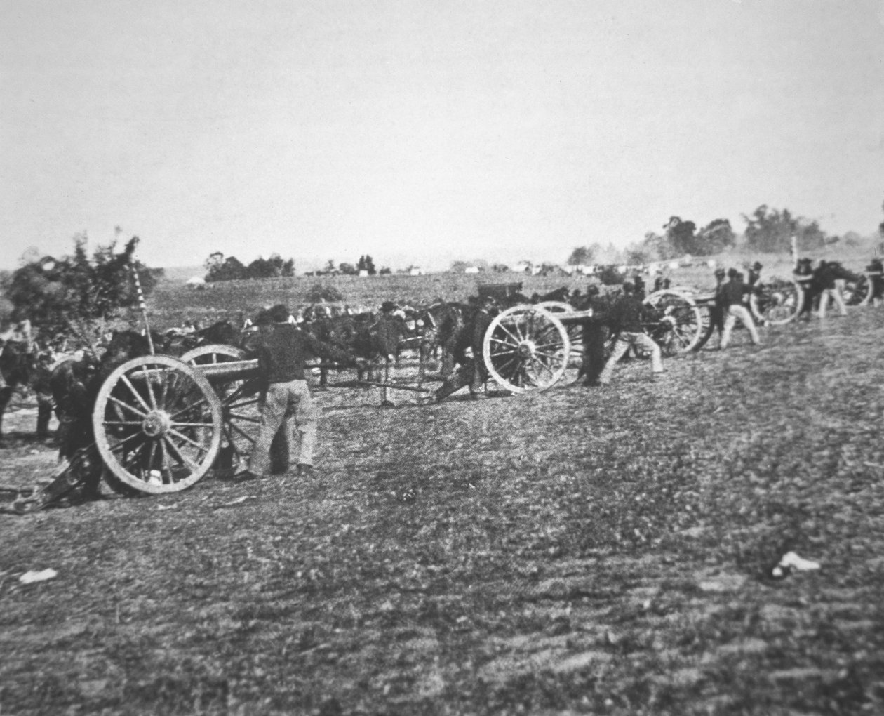 美国内战期间（1861-65年），美国第二炮兵部队D炮台联邦军队的行动（黑白照片）。 作者 亚历山大·加德纳