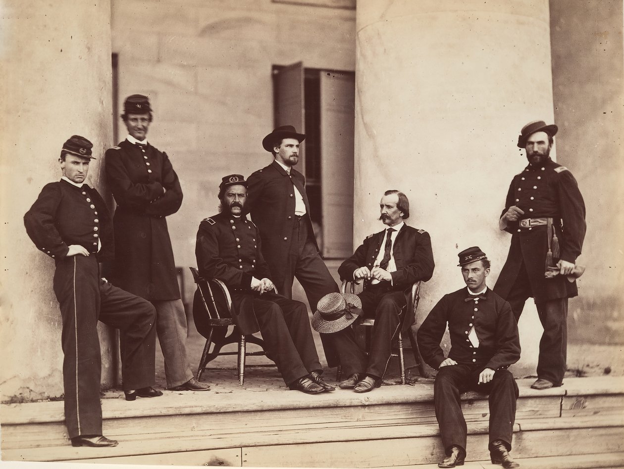 1864年5月，古斯塔夫-A-德鲁西准将和参谋部在阿灵顿宫的台阶上，阿灵顿......。 作者 亚历山大·加德纳