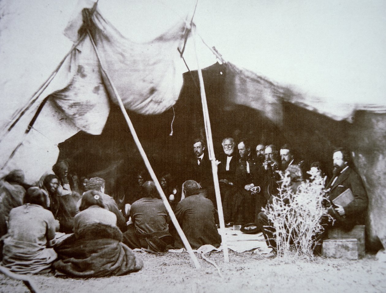 威廉-T-谢尔曼将军（1820-91）主持与红云酋长签订的拉腊米堡条约，1868年4月（黑白照片）。 作者 亚历山大·加德纳