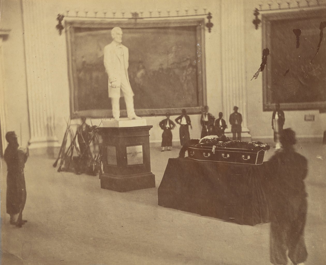 [萨迪厄斯-史蒂文斯躺在华盛顿国会大厦圆形大厅中的状态]，1867年。 作者 亚历山大·加德纳