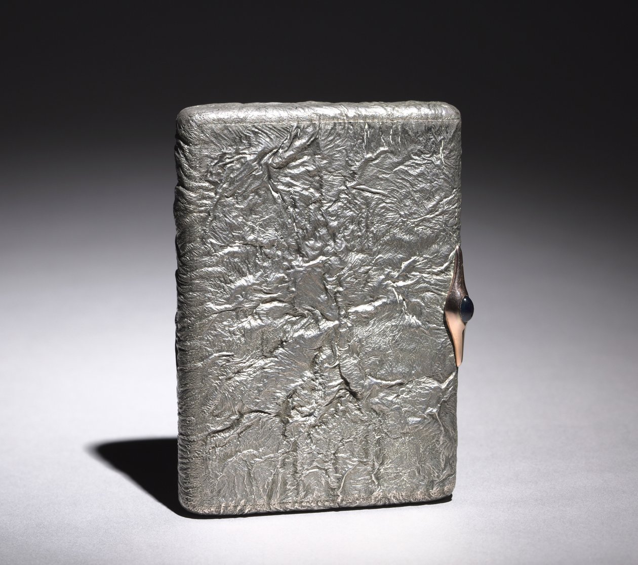 1896年后的烟盒（银，凸圆形蓝宝石镶嵌在金色中） 作者 亚历山大·卡波夫（Alexander Karpov）
