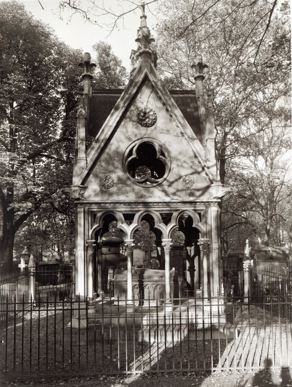 Abelard和Heloise之墓，建于1817年 作者 亚历山大·玛丽·莱诺瓦（Alexandre Marie Lenoir）