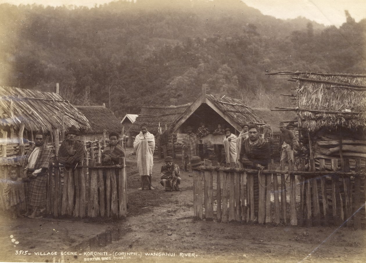村庄场景 -  Koroniti（科林斯）旺格努伊河，1885年5月7日（蛋白印刷品） 作者 阿尔弗雷德·伯顿