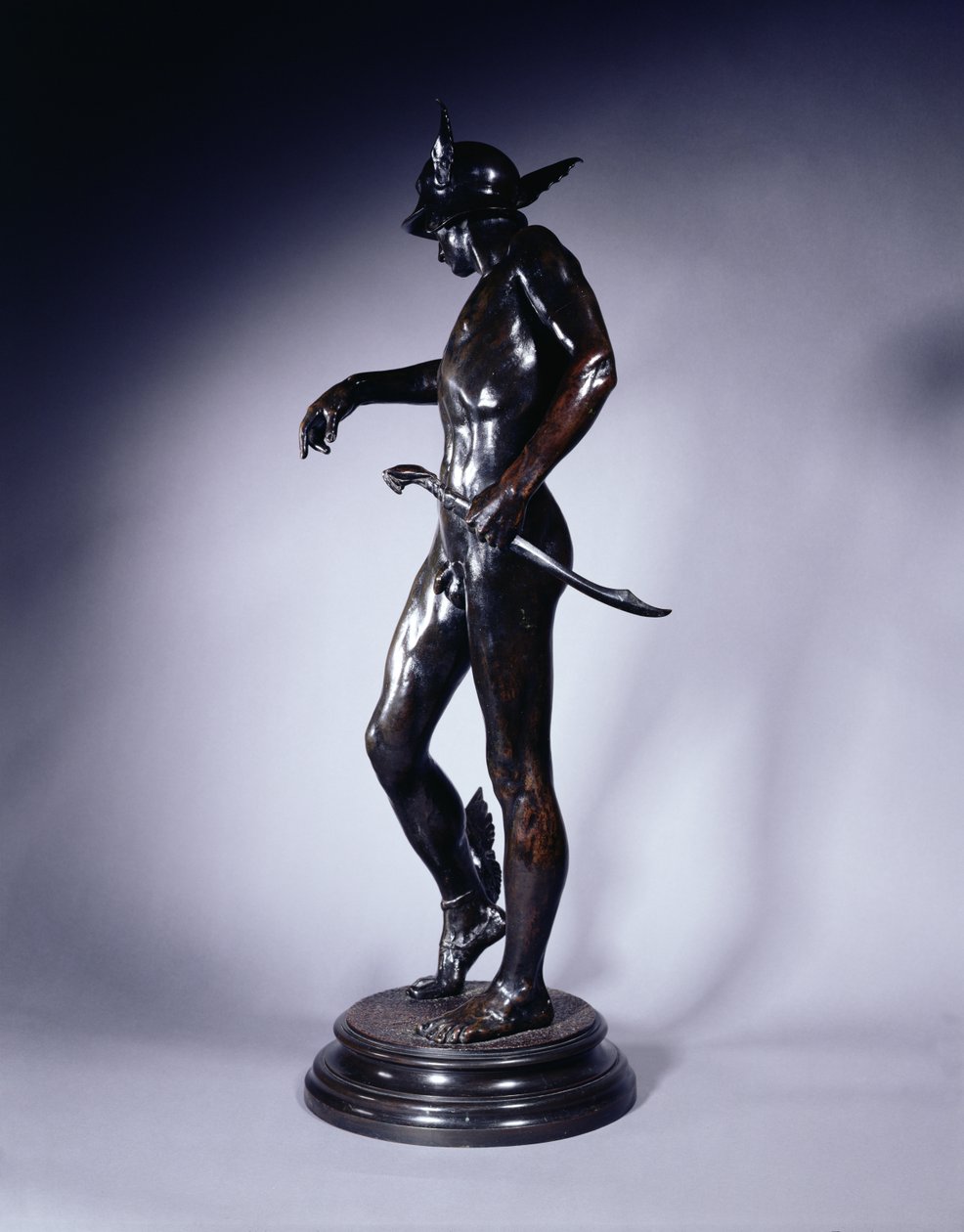 Perseus Arming，1882年（青铜器（另见353101） 作者 阿尔弗雷德·吉尔伯特