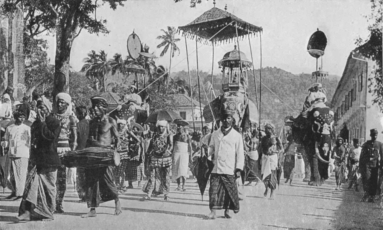 康提佩拉赫拉（Perahera）处理过路，c1890，1910年 作者 阿尔弗雷德·威廉·阿曼杜斯板