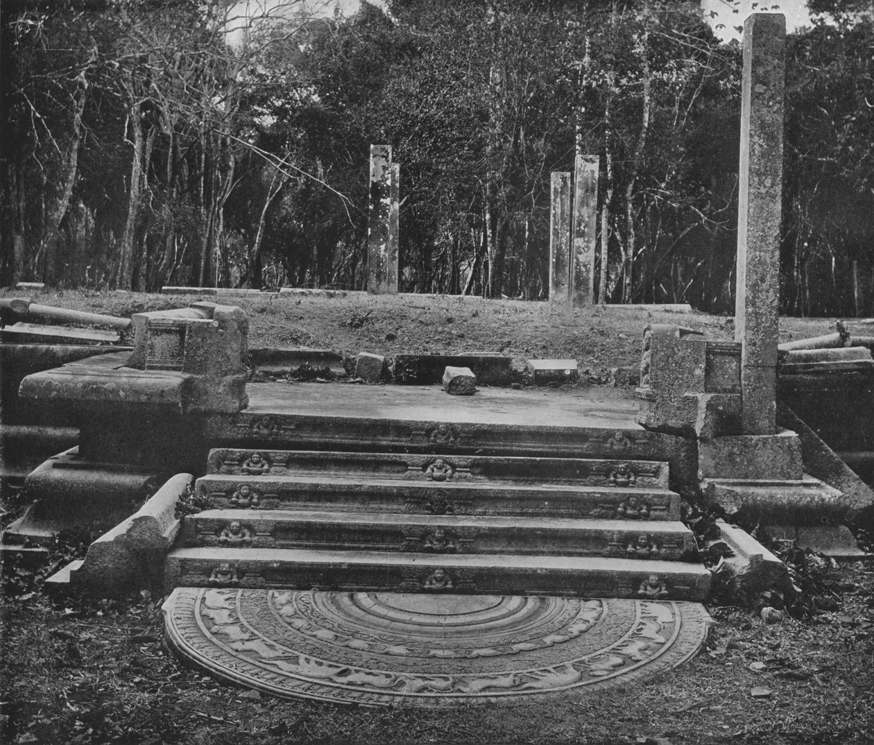 阿努拉德普勒圣城的废墟。月光石与台阶，c1890，1910年 作者 阿尔弗雷德·威廉·阿曼杜斯板