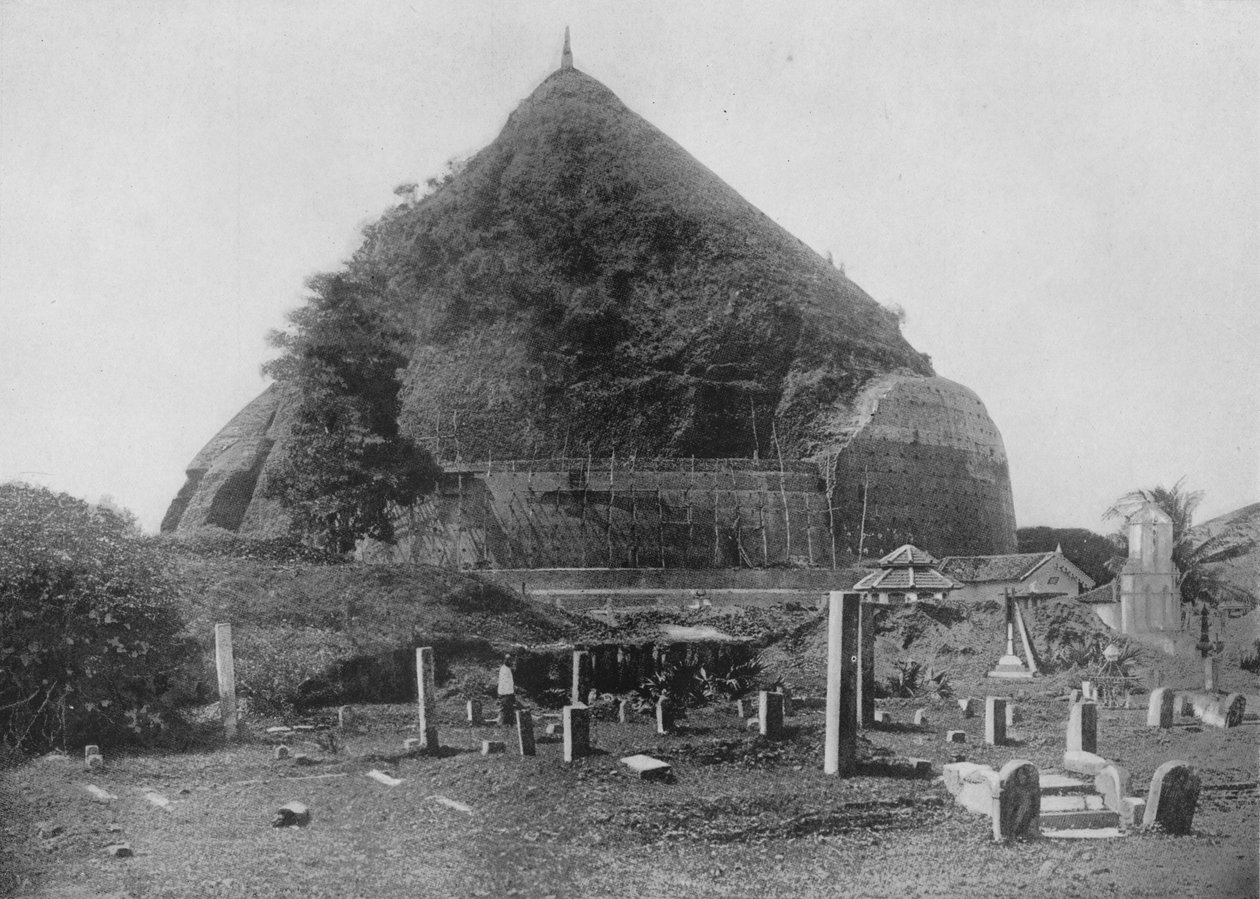 阿努拉德普勒圣城的废墟。 Ruanwella Dagoba，大象平台，c1890，1910年 作者 阿尔弗雷德·威廉·阿曼杜斯板