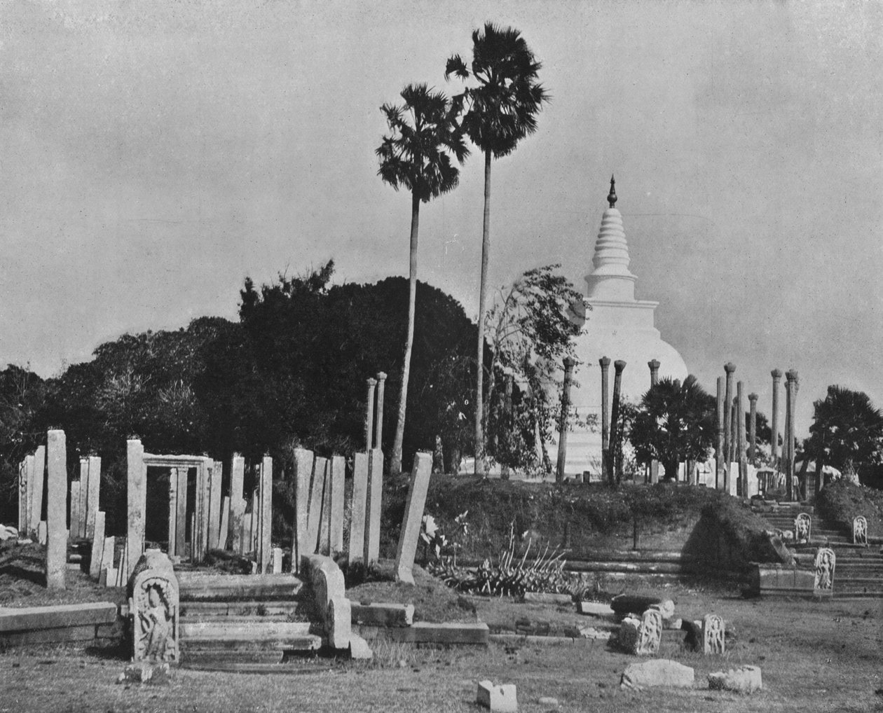 阿努拉德普勒圣城的废墟。达帕巴（Thuparama Dagoba），c1890，1910年 作者 阿尔弗雷德·威廉·阿曼杜斯板