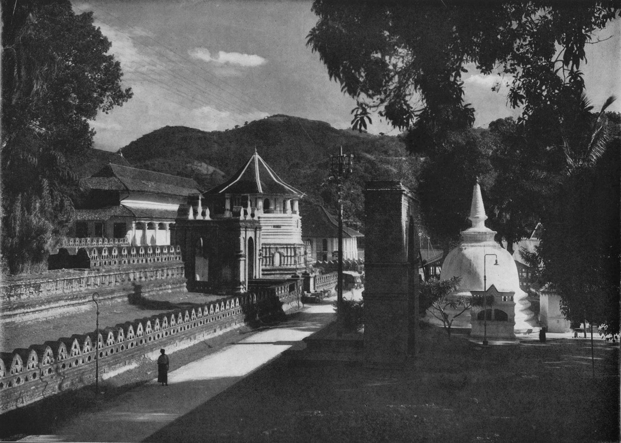 圣洁牙齿和达哥巴神庙，康提，锡兰，c1890，1910年 作者 阿尔弗雷德·威廉·阿曼杜斯板