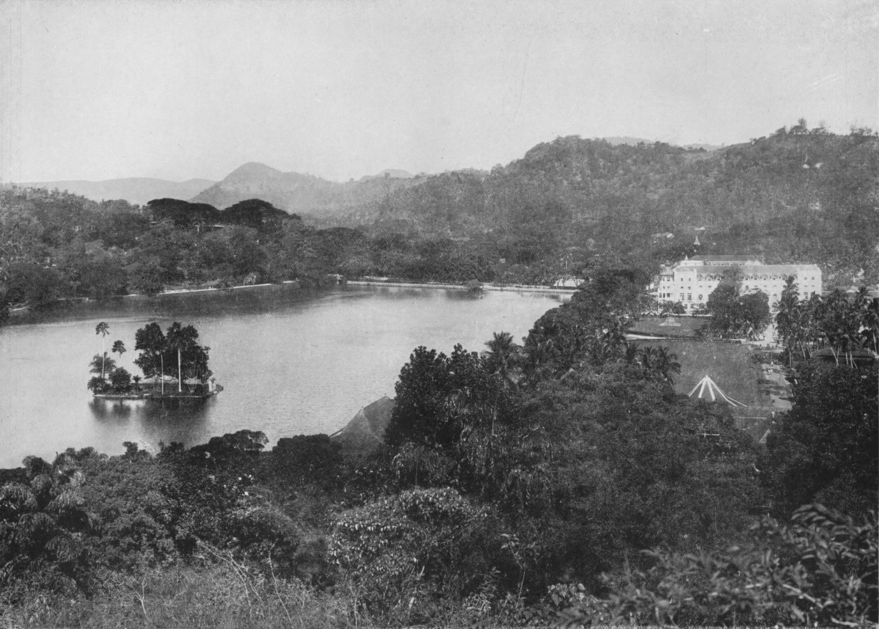 康提夫人湖（Horton Hortons Drive）的康提湖景，康提，c1890，1910 作者 阿尔弗雷德·威廉·阿曼杜斯板