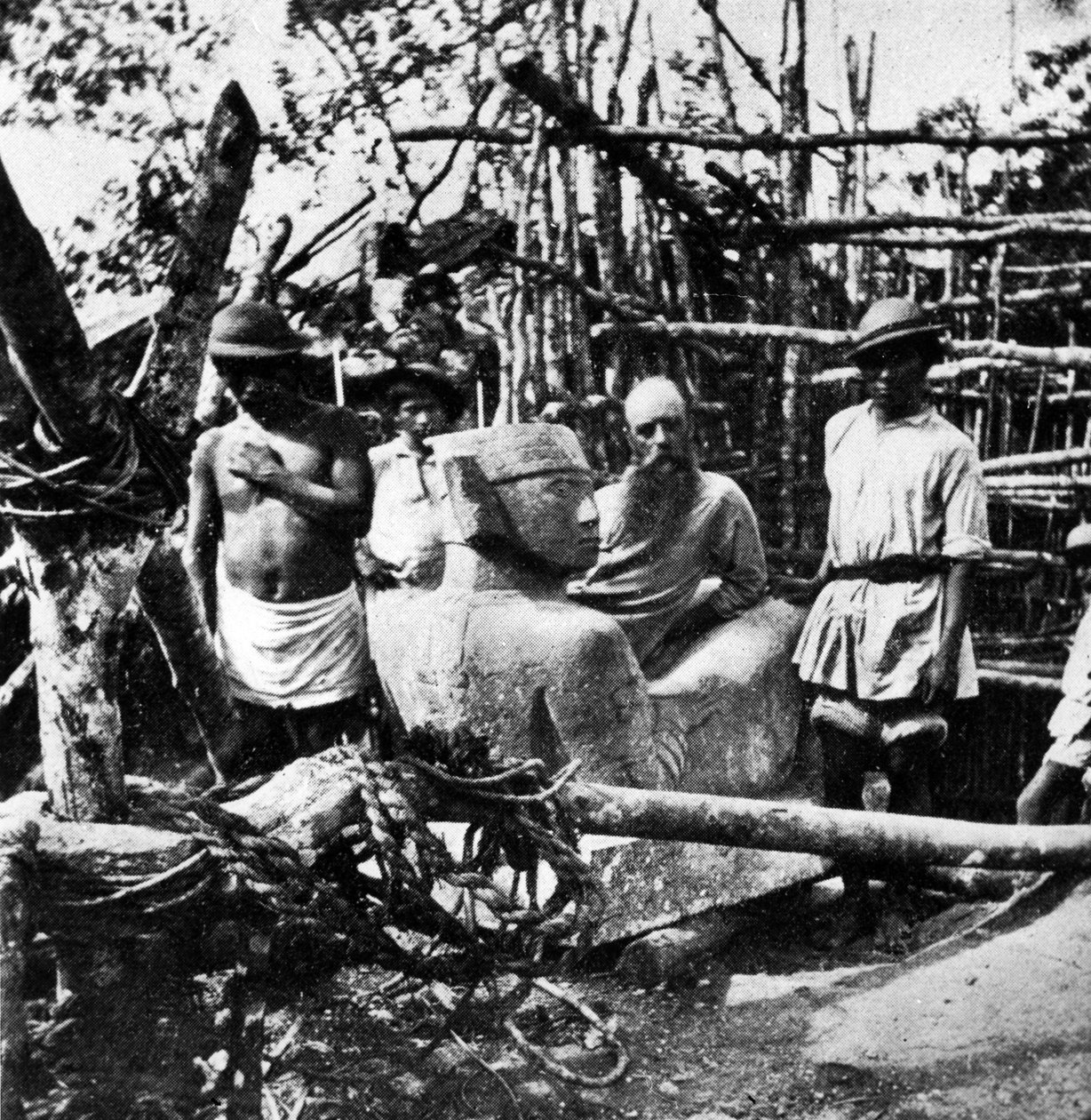 奥古斯都在奇琴伊察的潜水，1875年（bw照片） 作者 爱丽丝D.