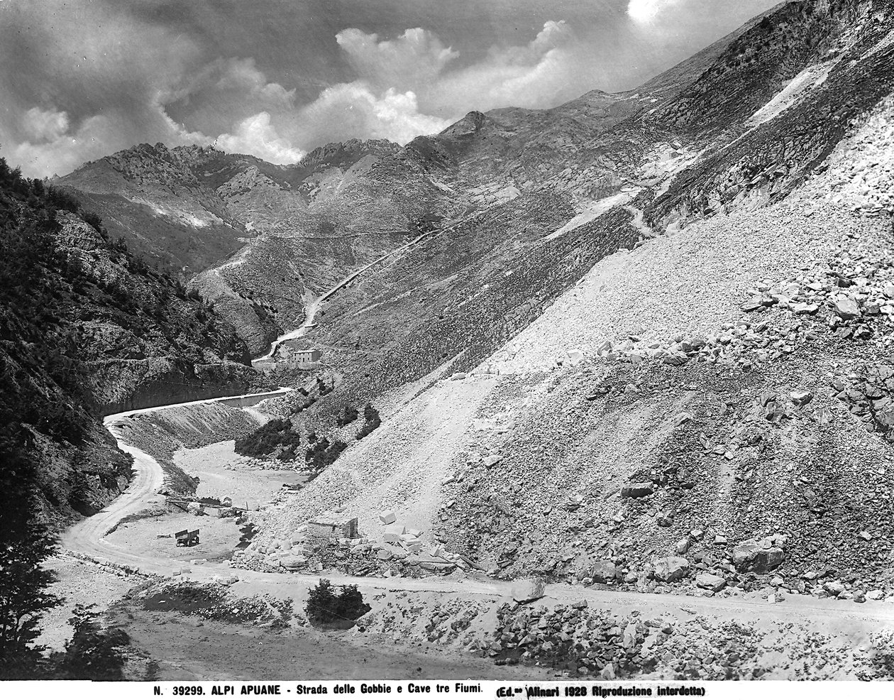 加法尼亚纳（Garfagnana）的阿普亚尼阿尔卑斯山（Apuane Alps）的特雷菲乌米（Tre Fiumi）地区的戈比路和大理石矿的景色（黑白照片）。 作者 弗拉泰利·阿利纳里