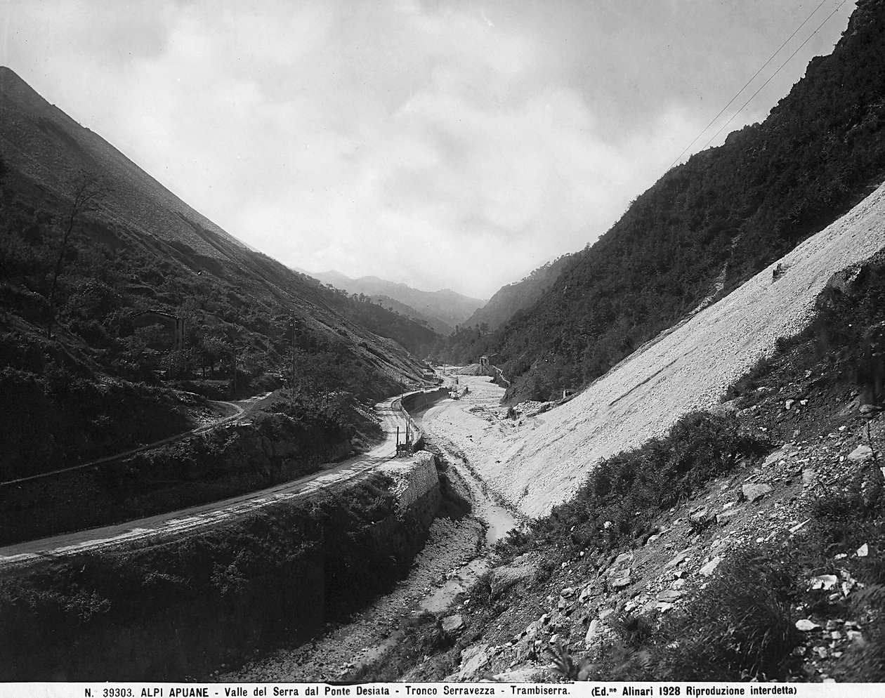 从Desiata桥看Valle del Serra，沿阿普亚尼阿尔卑斯山Seravezza-Trambiserra路段的大理石采石场（黑白照片）。 作者 弗拉泰利·阿利纳里