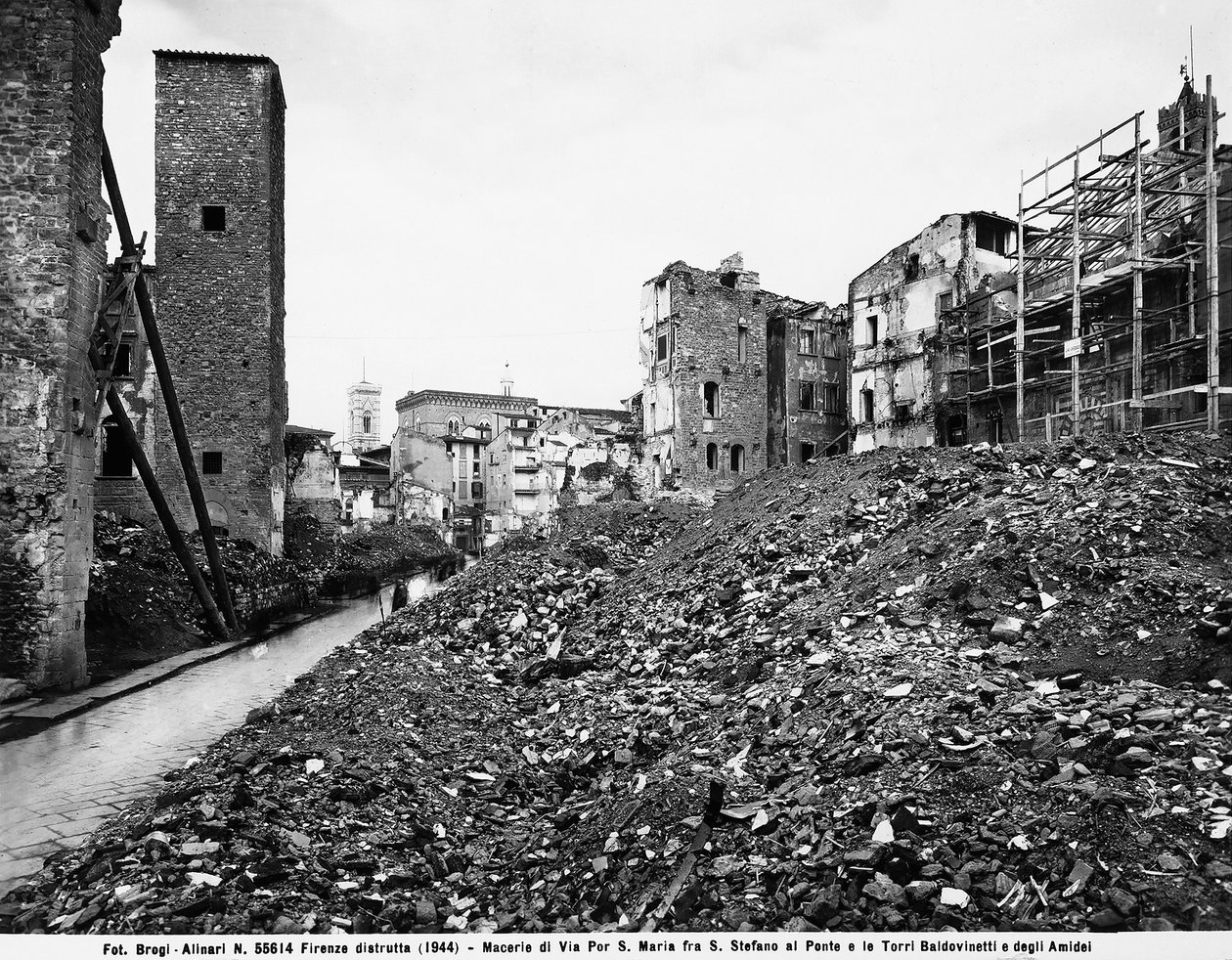第二次世界大战。佛罗伦萨的圣斯特凡诺桥（Santo Stefano al Ponte）和Baldovinetti和Amidei塔之间的圣玛丽亚路（Via Por Santa Maria）被炸后的废墟景观。这张照片以前是Brogi收藏的一部分，但现在属于Alinari C 作者 弗拉泰利·阿利纳里
