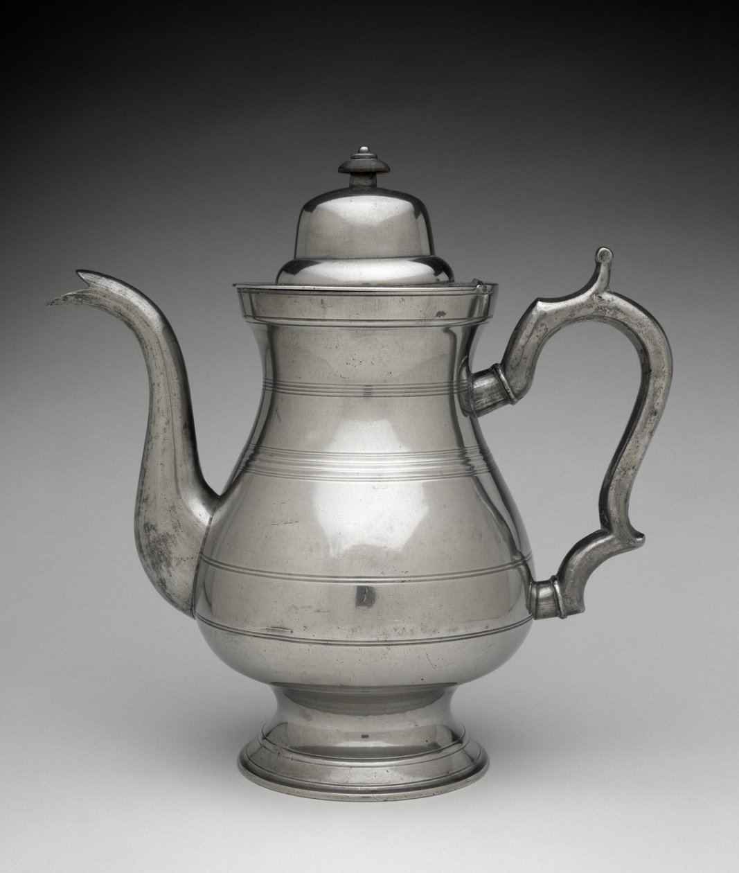 茶壶c。 1829-1842（不列颠尼亚金属） 作者 艾伦·波特