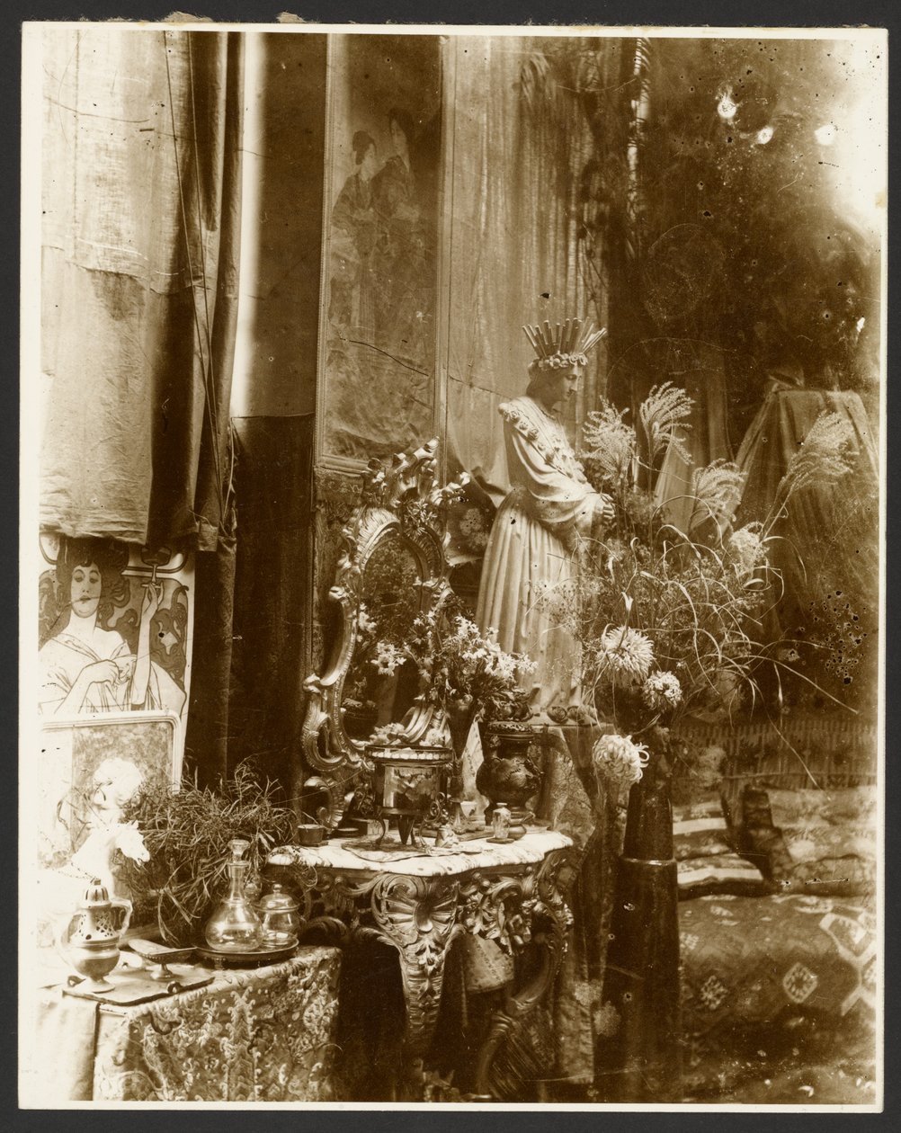 [巴黎 Val-de-Grâce 路，穆夏工作室一角，摆放着雕像、版画和鲜花］ 作者 阿尔丰斯·马里亚·穆夏
