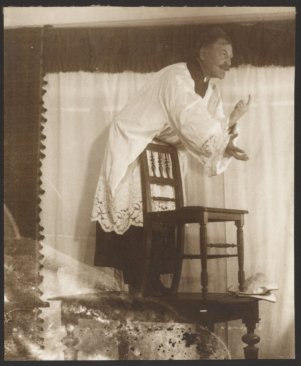 阿尔方斯-穆查为他的画作《约翰-朱斯大师在伯利恒教堂布道》（1916 年）扮作 "扬-朱斯 "的自画像，选自 "斯拉夫人史诗系列，波希米亚，兹比罗赫"] [Alphonse Mucha Posing as "Jan Jus" for his picture, "Master John Juss Preaching in the Bethlehem Chapel," (1916) 作者 阿尔丰斯·马里亚·穆夏