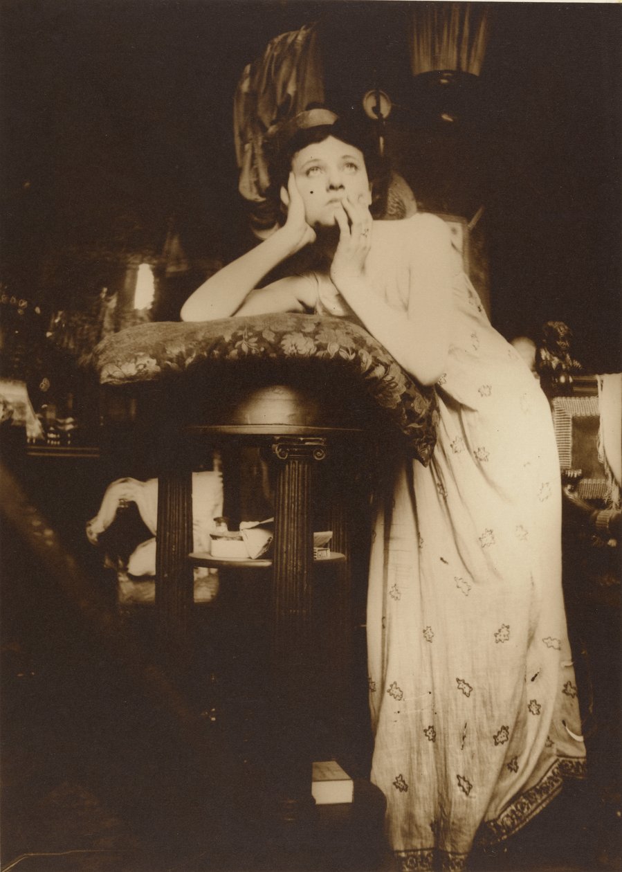 女模特身着头饰，巴黎，1899年（棕褐色调明胶银印） 作者 阿方斯·慕夏