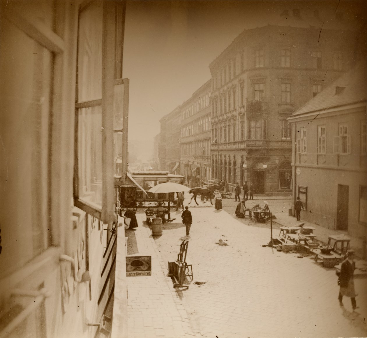从Muchas公寓的窗户看，靠近Amalienstrasse，慕尼黑，1886年（明胶银印） 作者 阿方斯·慕夏