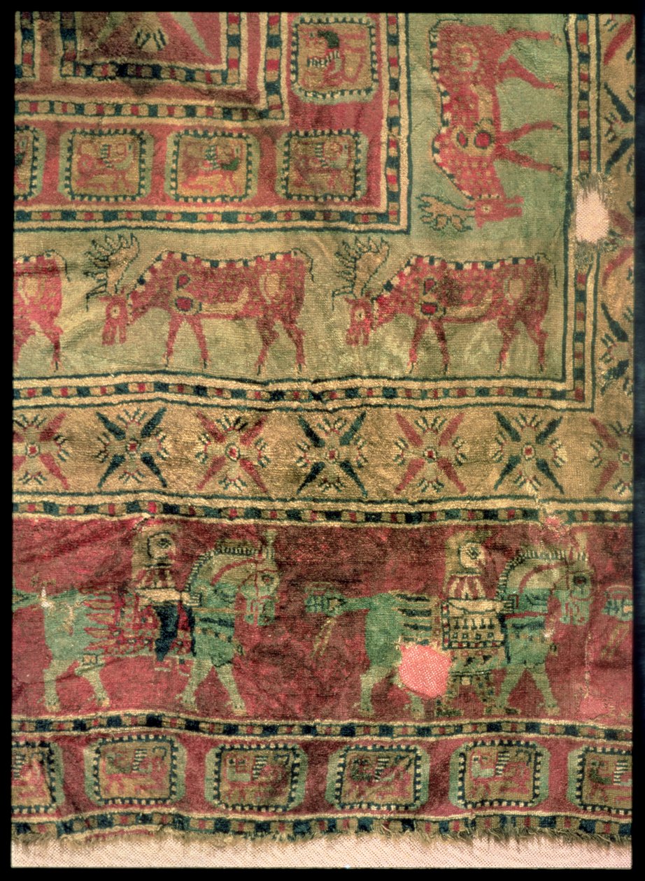 从公元前5世纪至4世纪的Pazyryk Burial Mounds（纺织品）中描绘马匹和骑手，小鹿和狮鹫的地毯 作者 阿尔泰学校