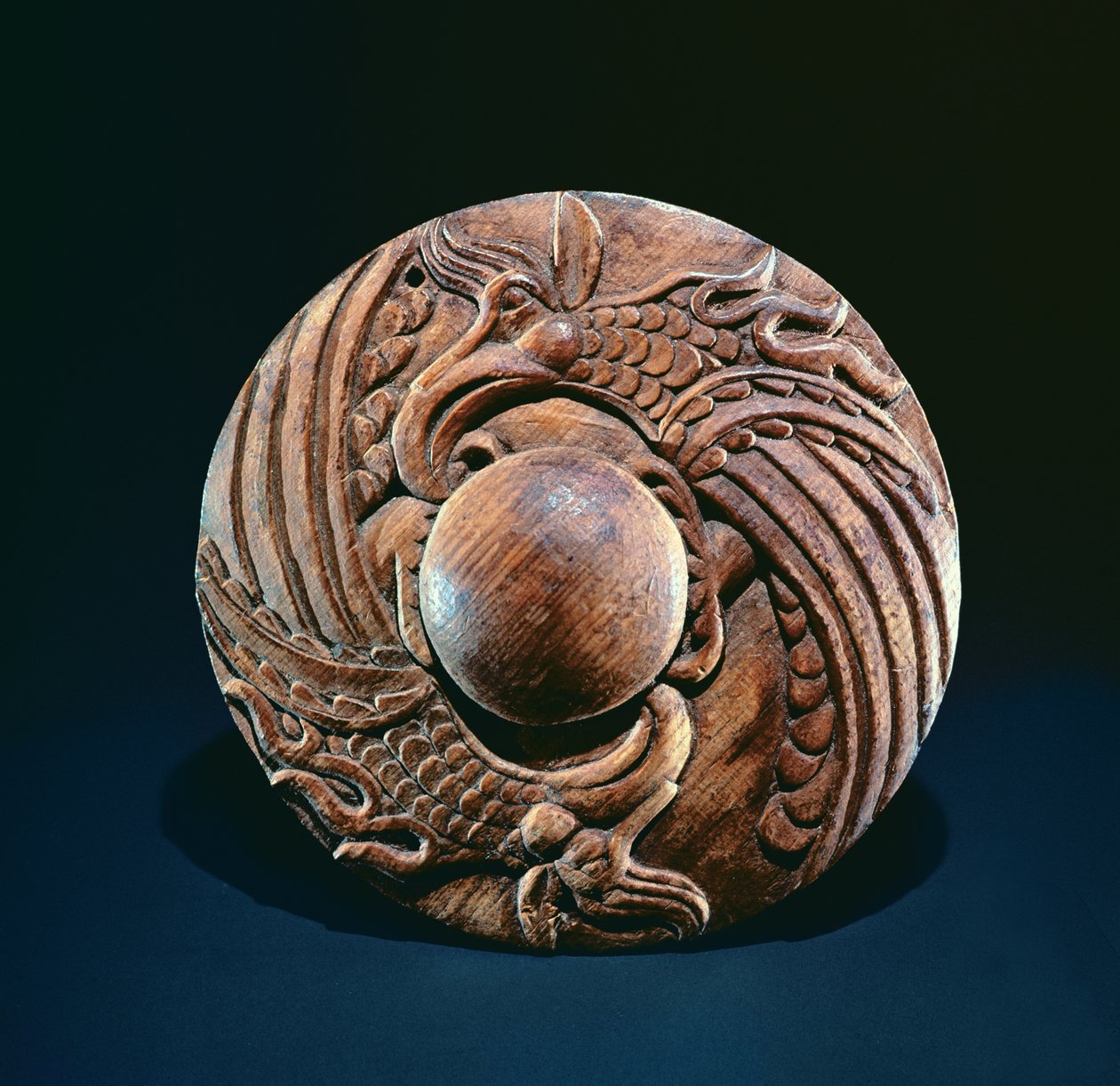 Roundel装饰着两个狮鹫，阿尔泰游牧（木头） 作者 阿尔泰学校