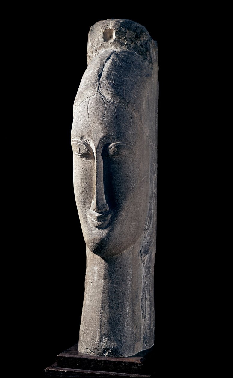 一个女人的头。 女人的头。 阿梅迪奥·莫迪利亚尼 (Amedeo Modigliani) 的雕塑 (1884-1920) 作者 阿梅代奥·莫迪利亚尼