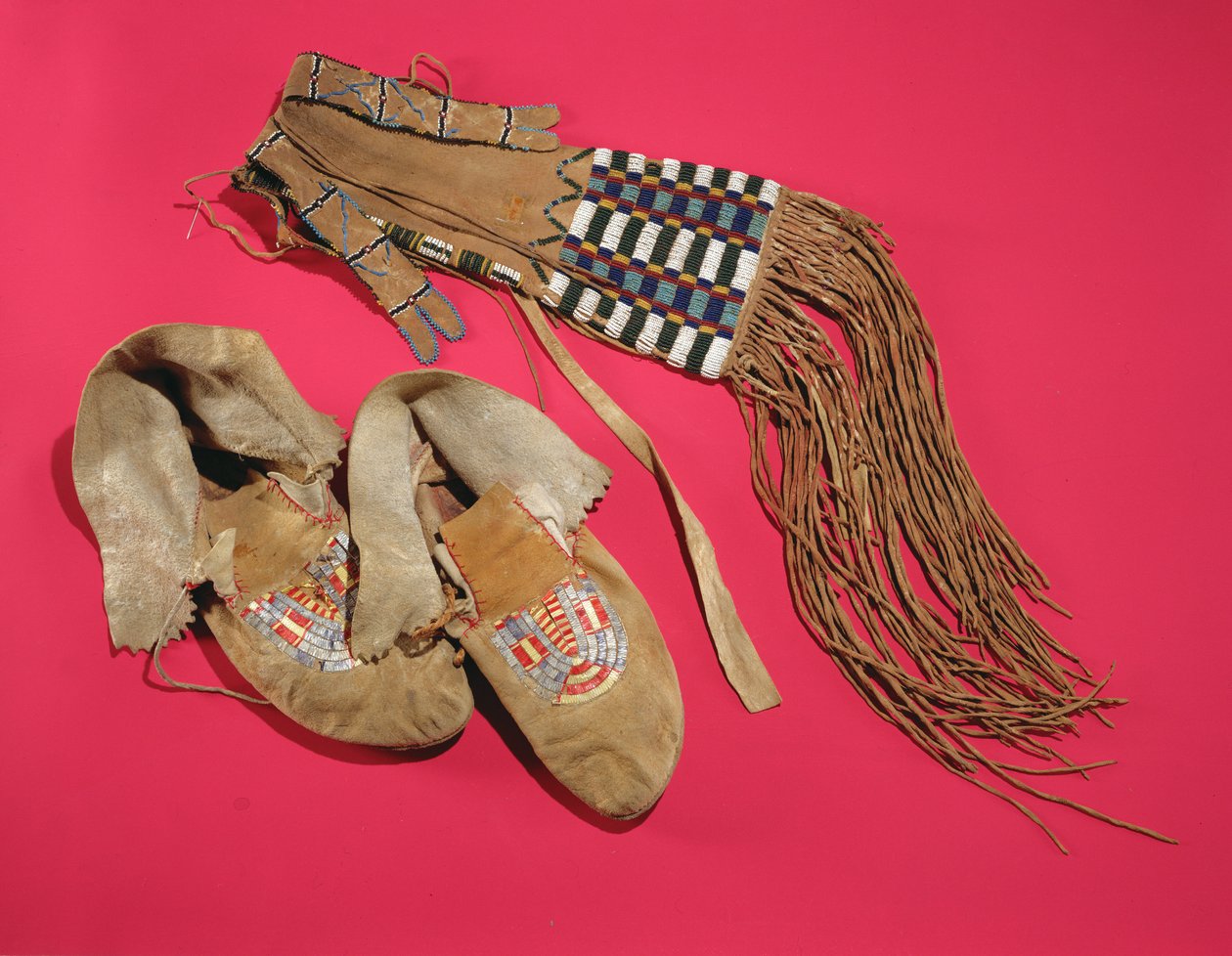 软皮鞋和绑腿，Plains Indians，c.1820（皮革和珠子） 作者 美国人