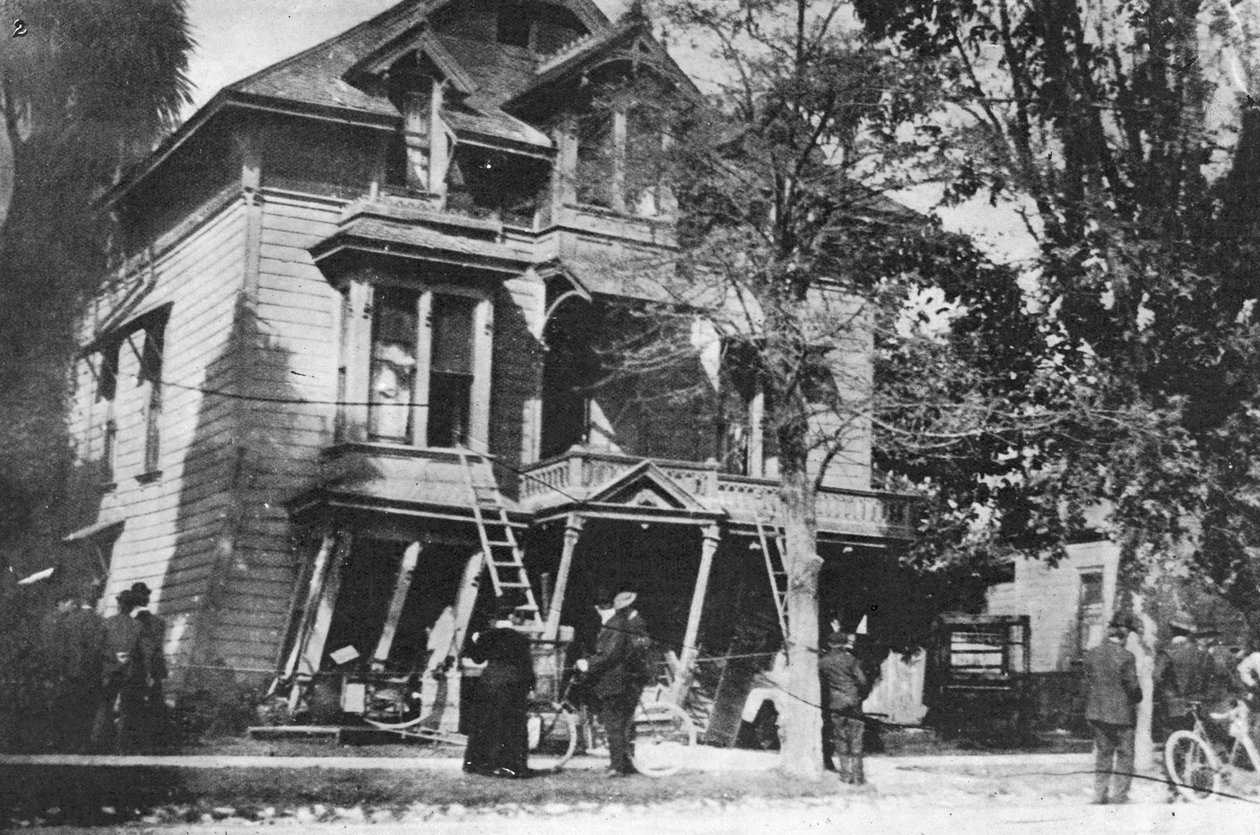 1906年旧金山大地震后，一座濒临倒塌的房屋 作者 美国摄影师