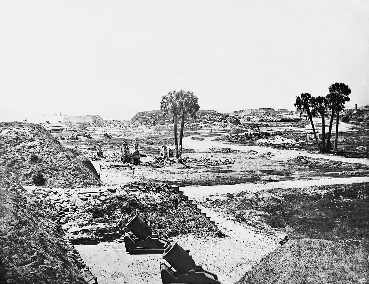 被遗弃的迫击炮和空的同盟防御工事在1865年南卡罗来纳州查尔斯顿港苏利文岛上的莫尔特里堡旁边 作者 美国摄影师