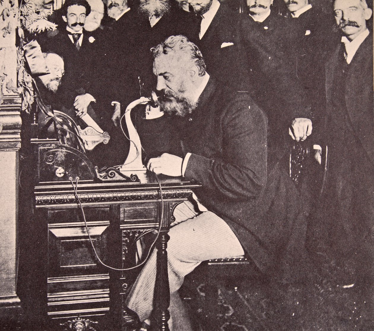 1892年亚历山大·格雷厄姆·贝尔在纽约和芝加哥之间进行了第一次电话会议 作者 美国摄影师