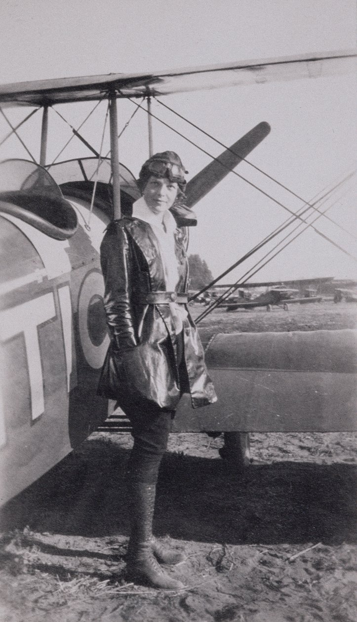 Amelia Earhart（1897-1937）旁边的McLintic双翼飞机，c.1922 作者 美国摄影师
