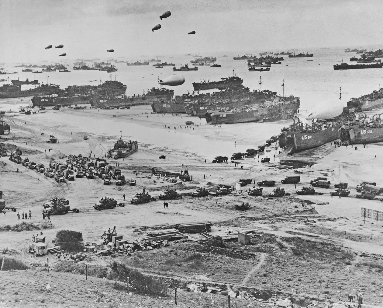 登陆艇，拦河气球和盟军在1944年6月6日D日登陆法国诺曼底的鸟瞰图（明胶银印） 作者 美国摄影师