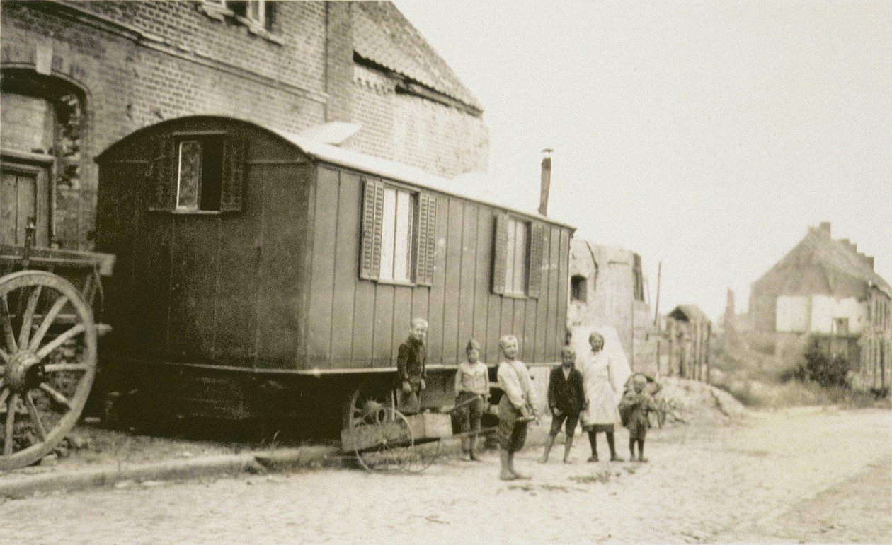 第一次世界大战后的儿童和家庭法国，Lens，Pas-de-Calais，1919年 作者 美国摄影师