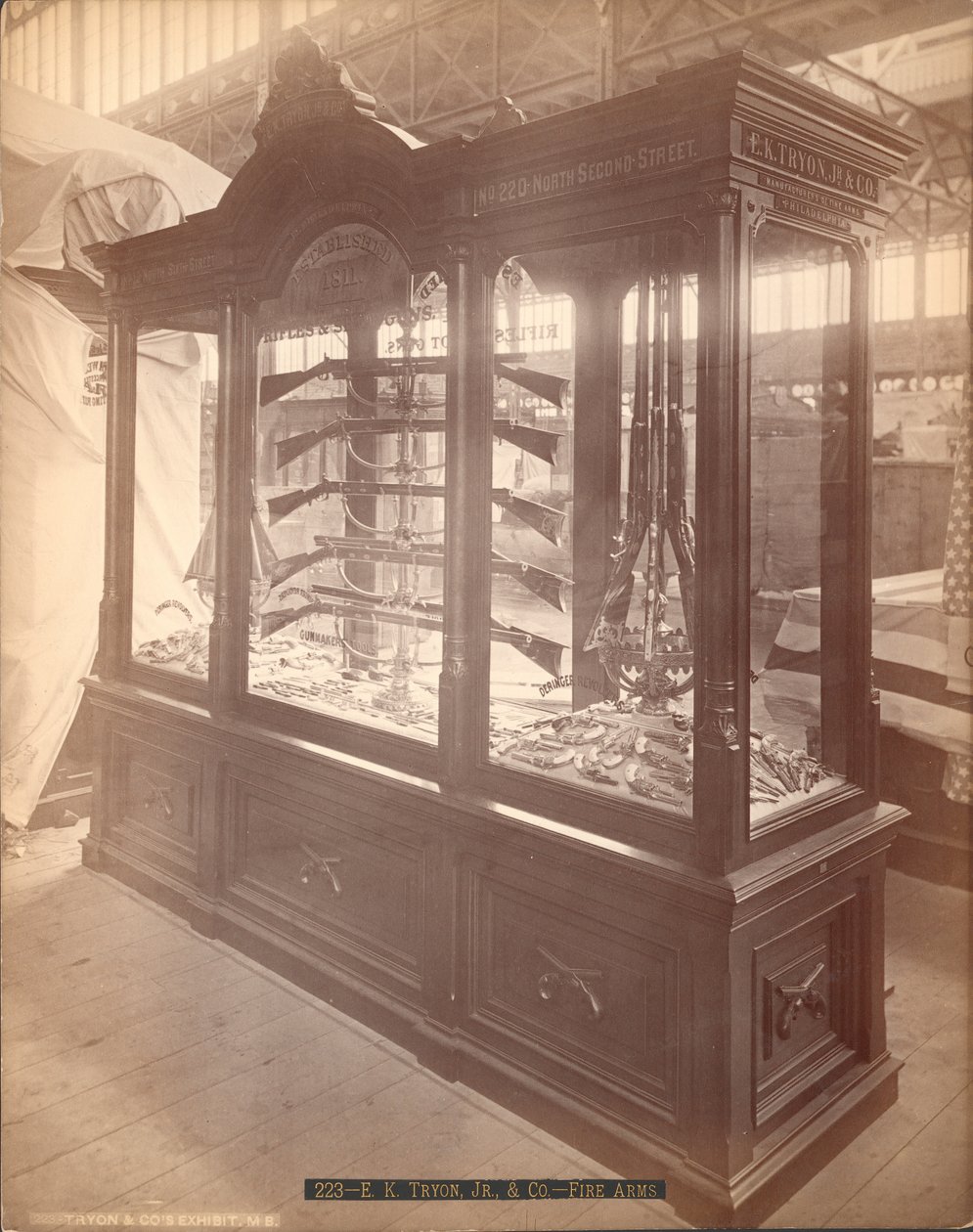 EK Tryon Jr.和合作火器，费城百年博览会，1876年（专辑打印） 作者 美国摄影师