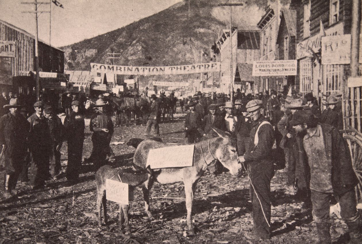 前街，道森，c.1898 作者 美国摄影师