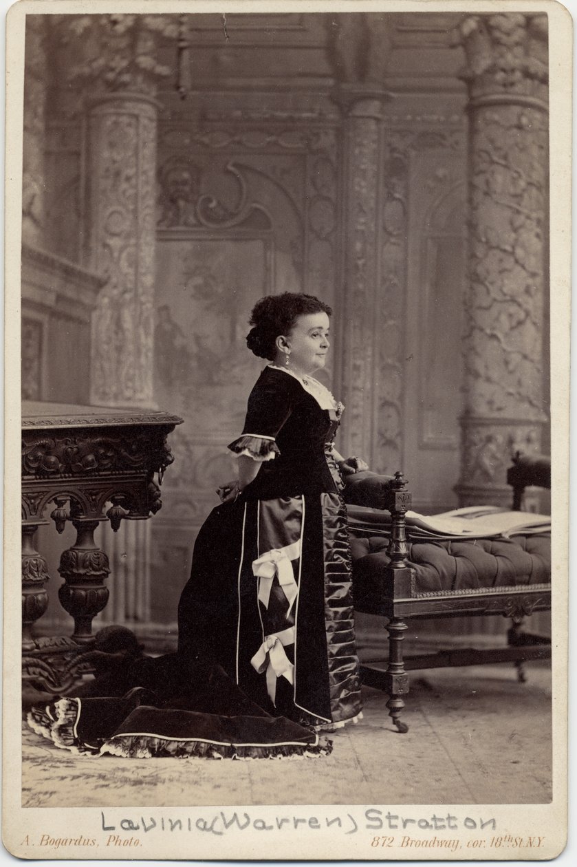 Mercy Lavinia Warren Bump Stratton，化名：Tom Thumb夫人（1841-1919），表演者，矮人，Charles Sherwood Stratton的妻子，副词：汤姆大将军（1838-83）;摄影：A Bogardus，纽约（alb 作者 美国摄影师