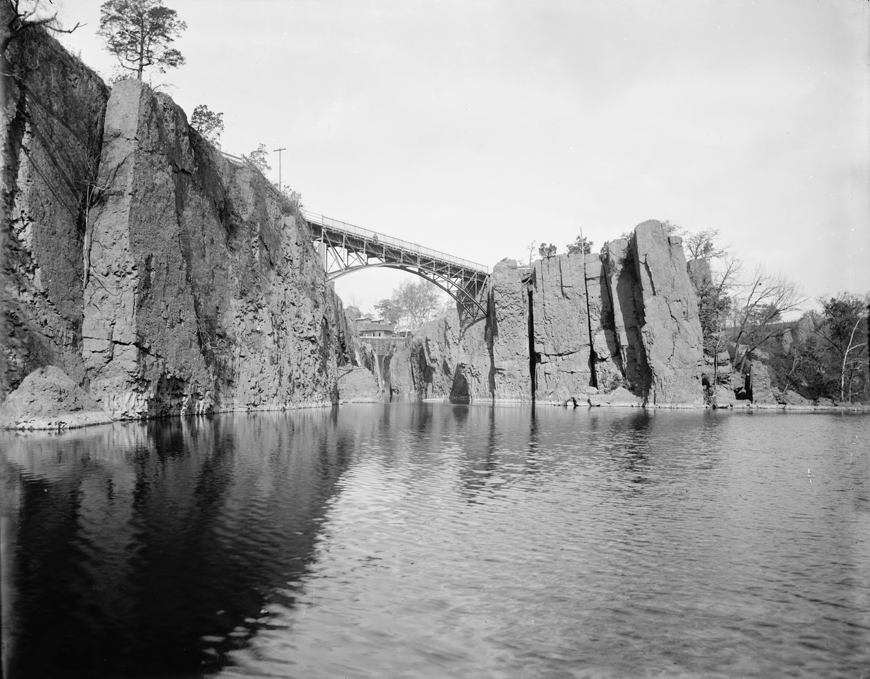 Passaic Falls，1890-1901 作者 美国摄影师