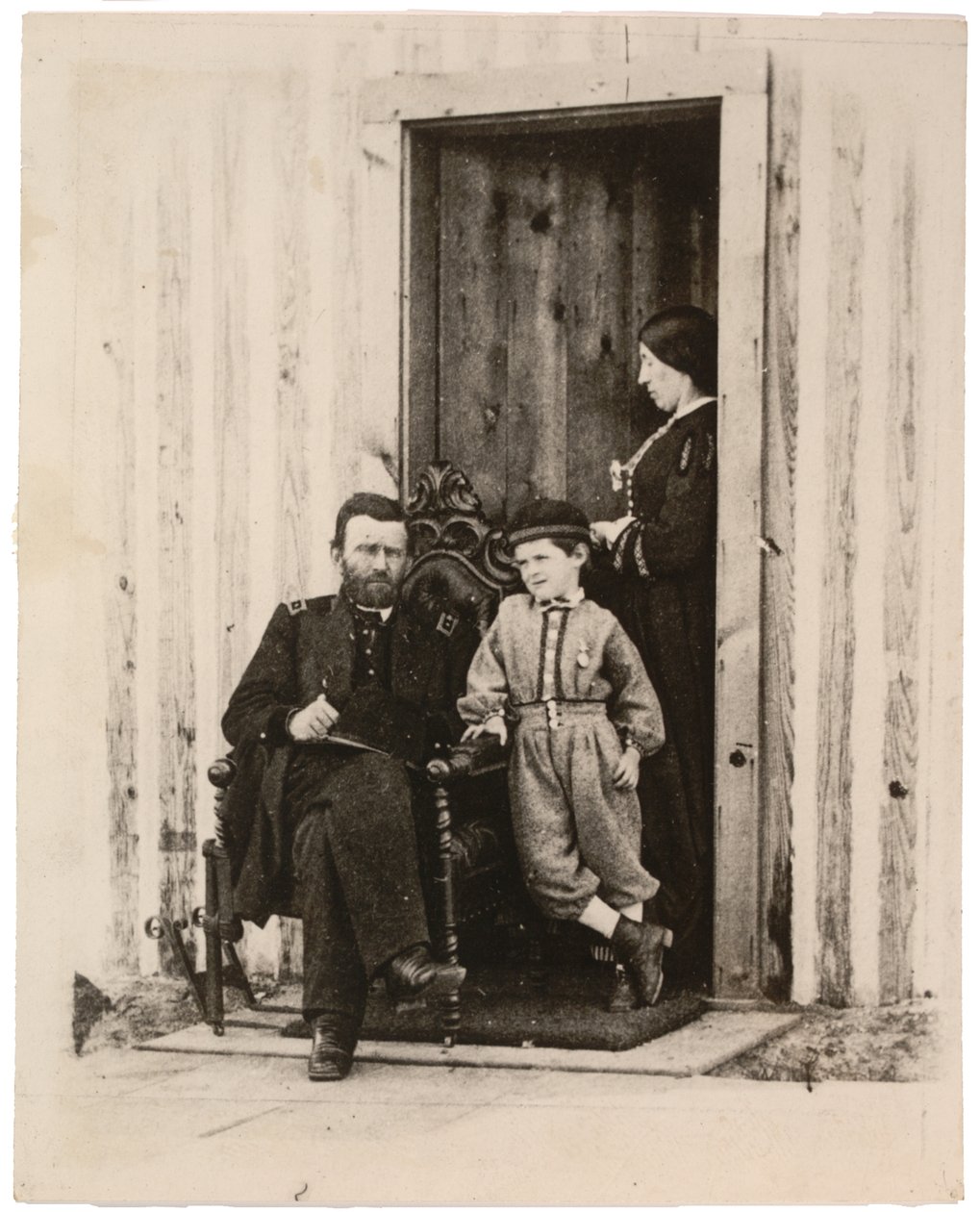 1865年，弗吉尼亚州City Point的尤利西斯·S·格兰特，朱莉娅和杰西·格兰特的照片，印刷于1940年代（棕褐色照片） 作者 美国摄影师