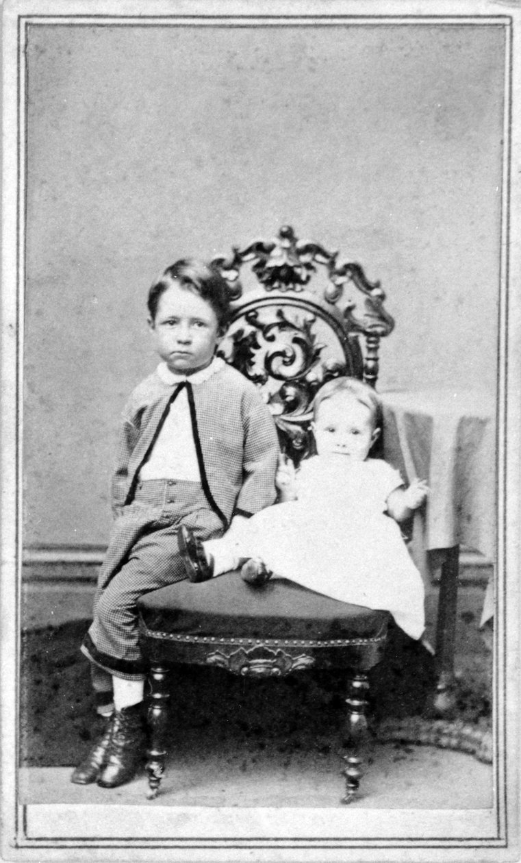 一个年轻的男孩和一个婴儿的肖像，c.1860 作者 美国摄影师