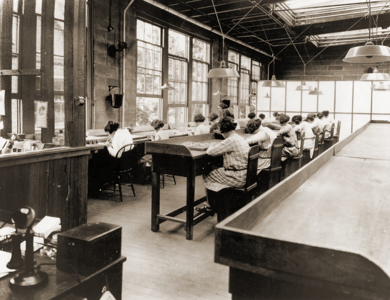 镭女孩在美国镭公司的工厂工作。 c.1922（棕褐色照片） 作者 美国摄影师