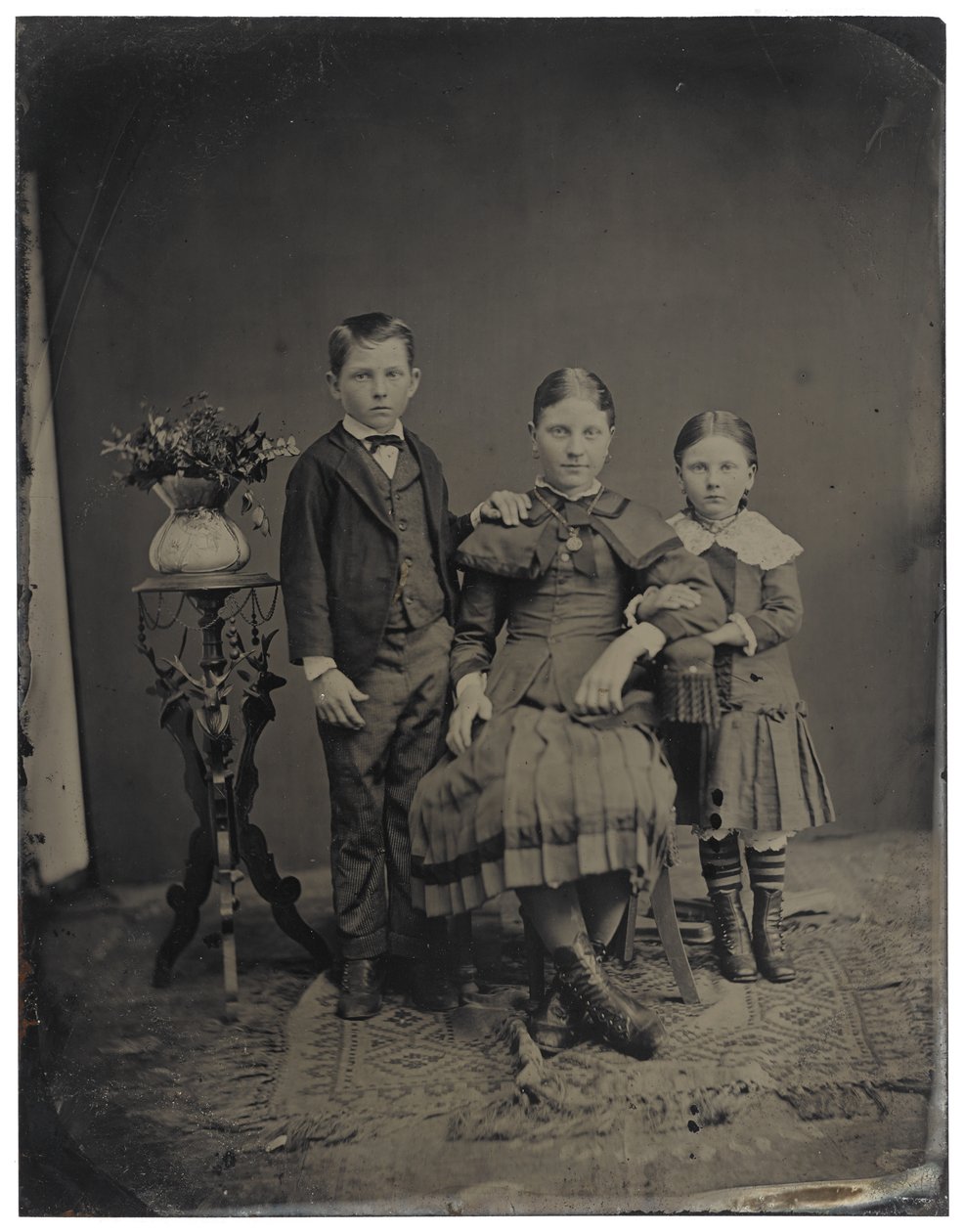 [三个孩子]，c.1850-1910（tintype） 作者 美国摄影师