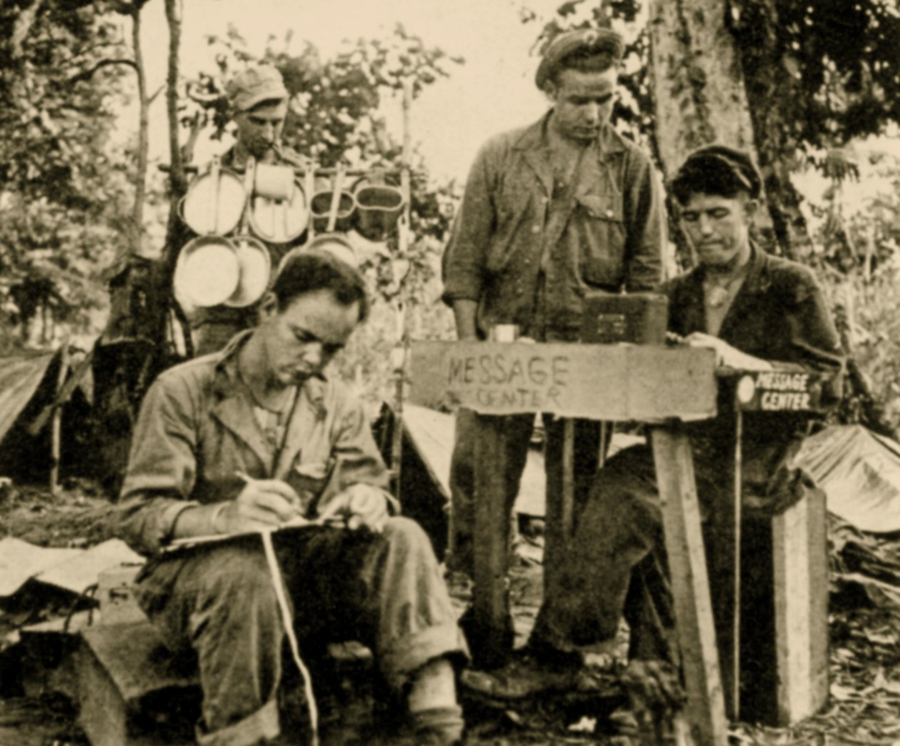 1943年6月美国军队学习加密，塔拉瓦，巴布亚新几内亚（棕褐色照片） 作者 美国摄影师