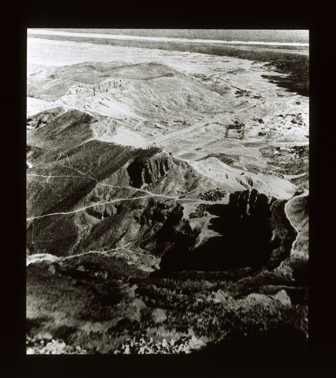 Deir El-Bahri（灯笼幻灯片）寺庙遗址的视图 作者 美国摄影师