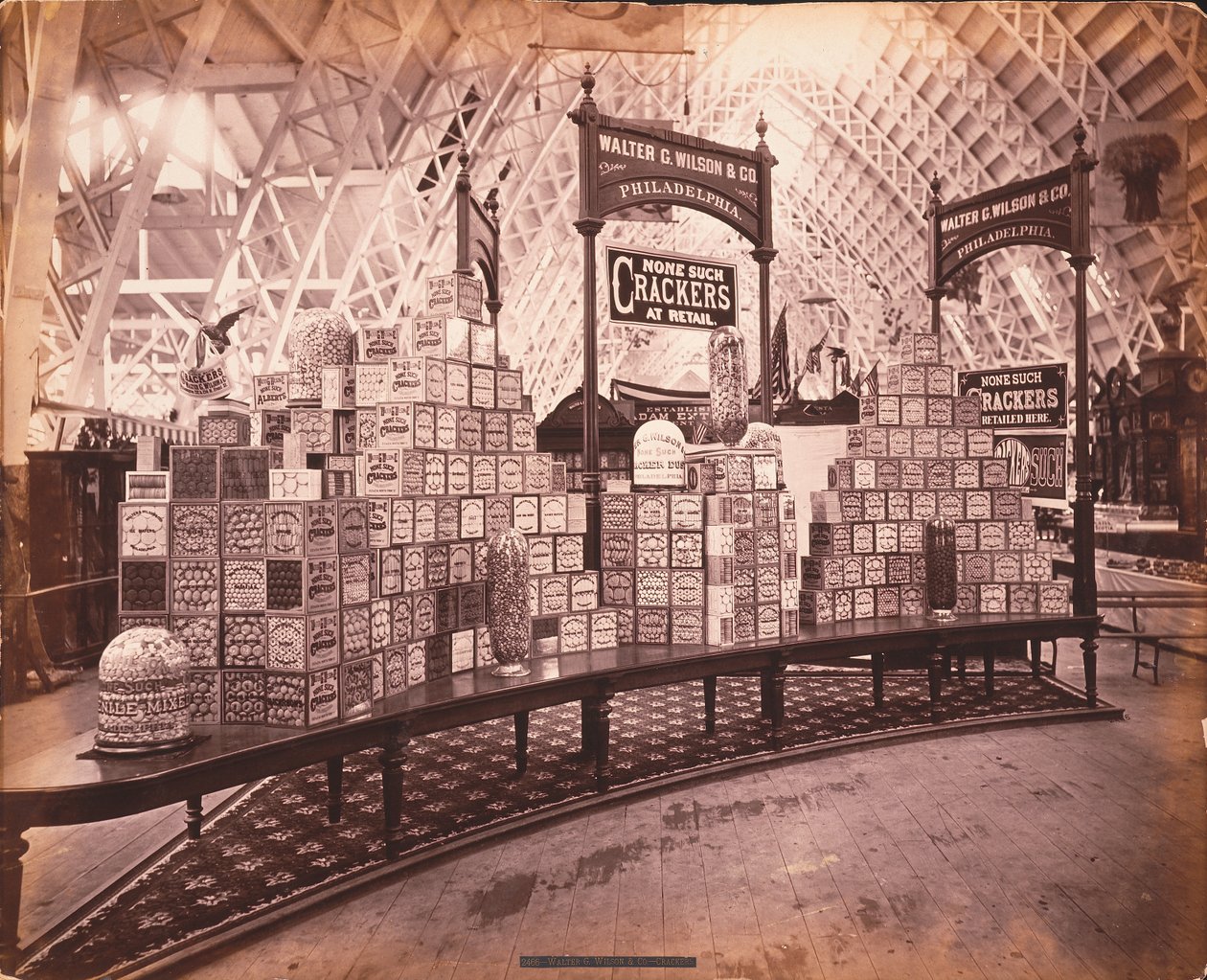 WG Wilson und Co.s展览 -  Walter G. Wilson und Co. Crackers，Agricultural Hall，Philadelphia，c.1876（albumen print） 作者 美国摄影师
