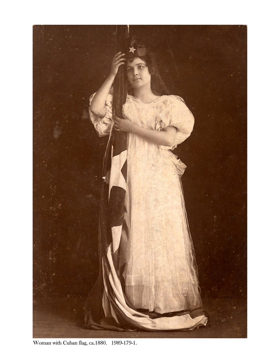 有古巴旗子的妇女，c.1880 作者 美国摄影师