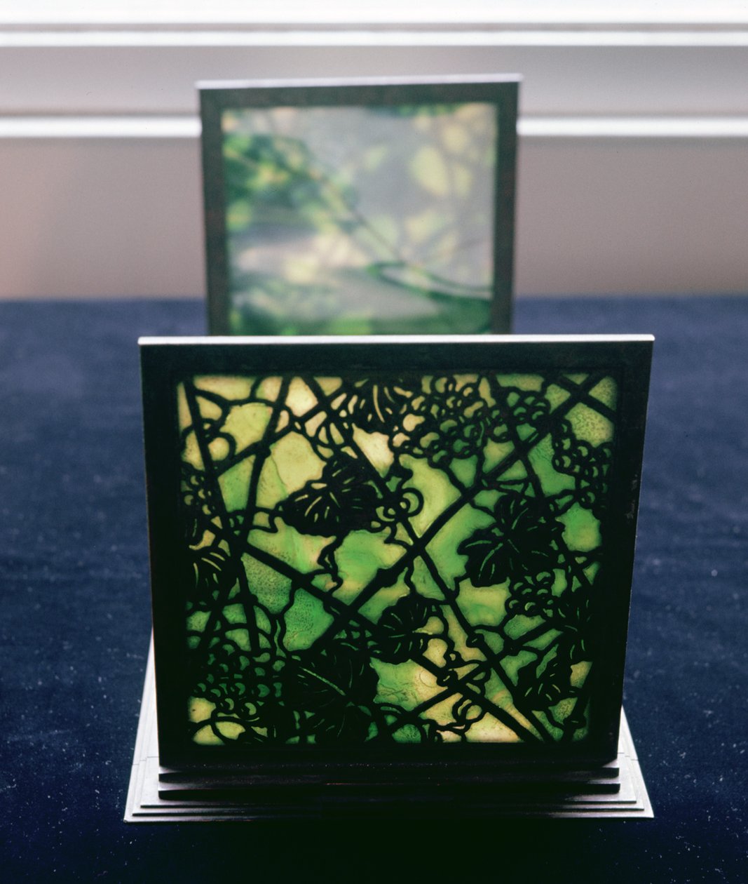 新艺术风格的书挡，Tiffany Studios，c.1894（含铅玻璃） 作者 美国学校