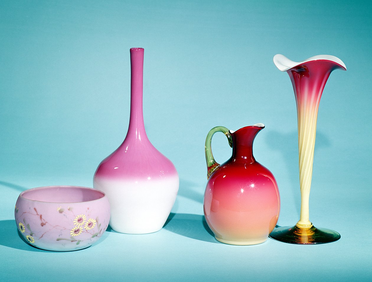 碗，花瓶和水壶，19世纪末（玻璃）与原始纸标签，山 作者 美国学校